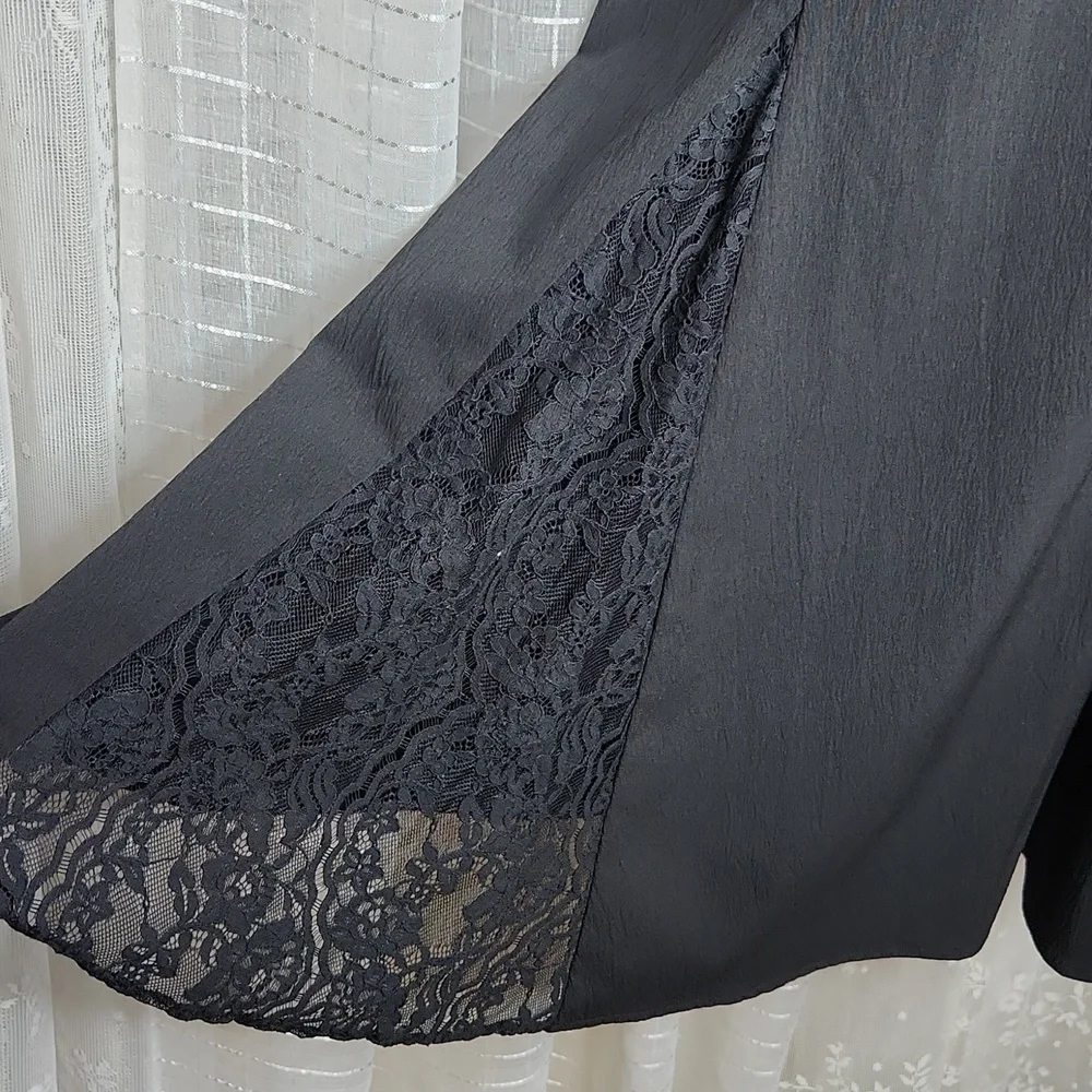 Classic Black Button-Front Midi Dress with Lace Trim - Picture 6 of 9